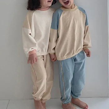  Детская одежда унисекс для мальчиков и девочек, Корейская версия 2023, новые модные разноцветные топы и брюки в спортивном стиле, комплект из двух предметов