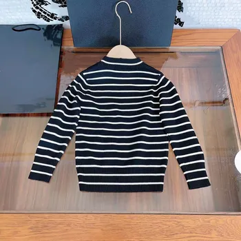  Осенью 2023 года Новый высококачественный свитер в черно белую полоску с буквами Вязаный топ для мальчиков и девочек уличных модных брендов от 2 до 12 лет
